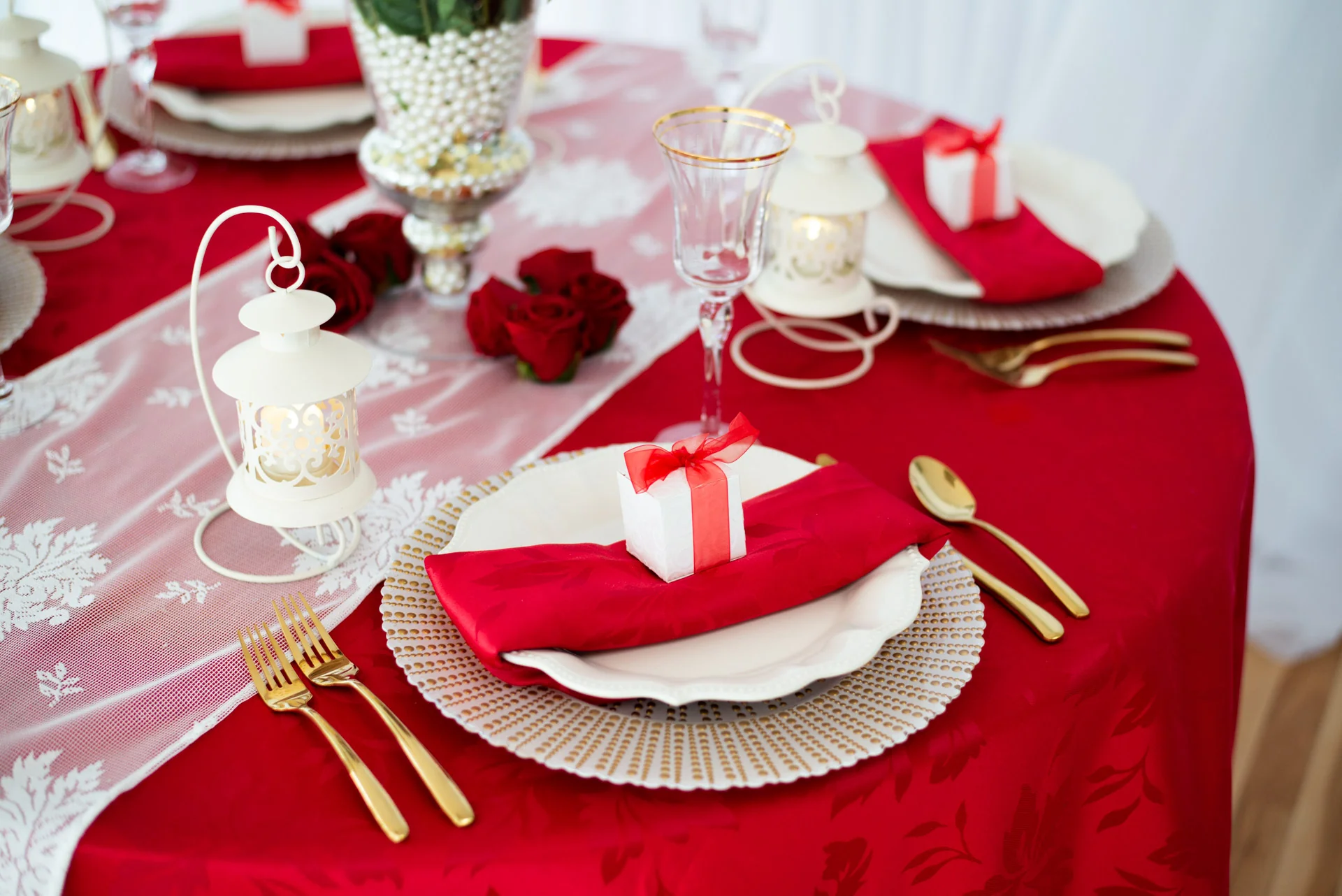 108 in. Round Falling Lilies Damask Tablecloth (2 Colors) - Image 4