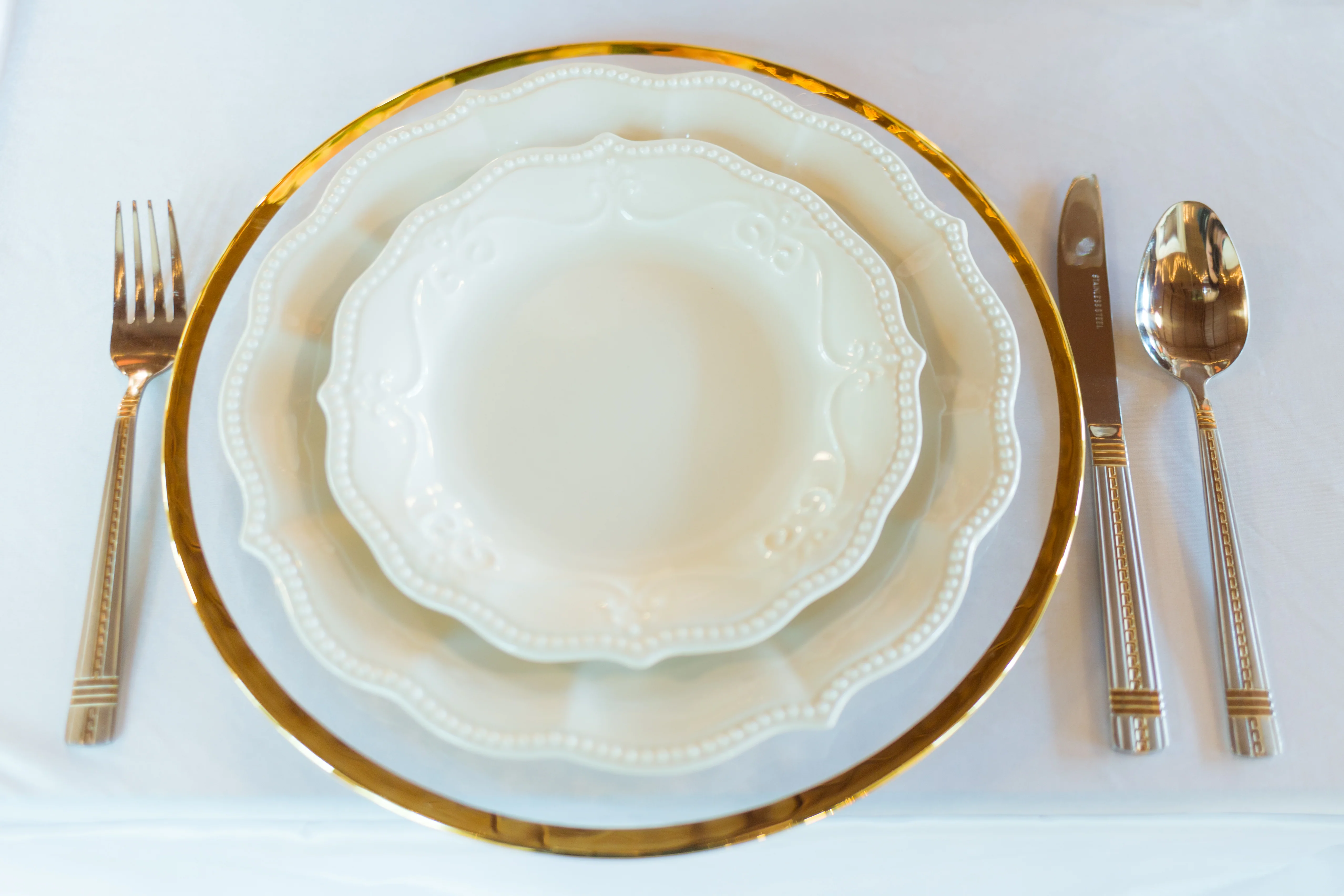 Rimmed Round Glass Charger Plate 4/Pack (3 Colors)