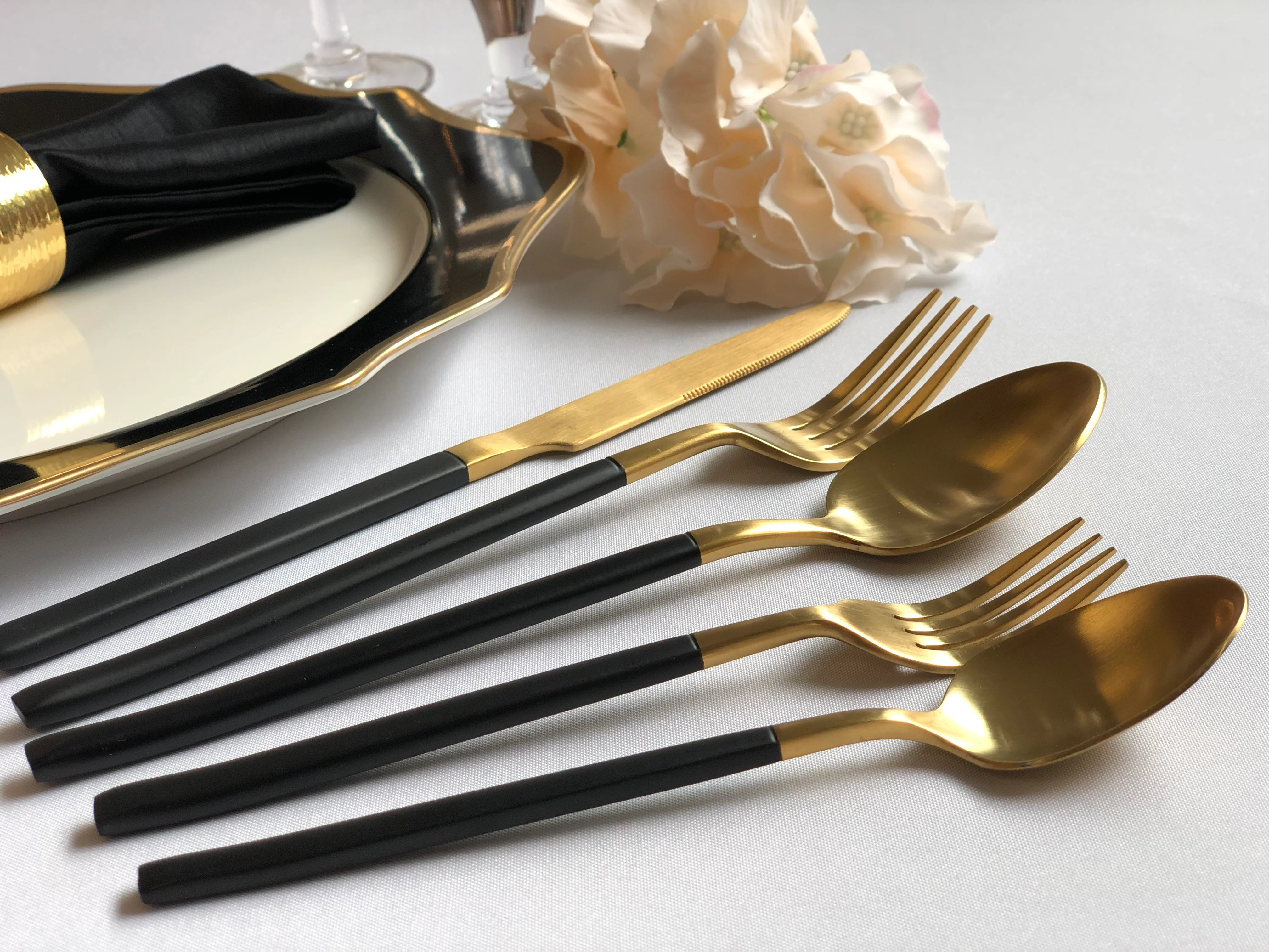 5-Piece Black Handled Silverware Set Gold - Image 4