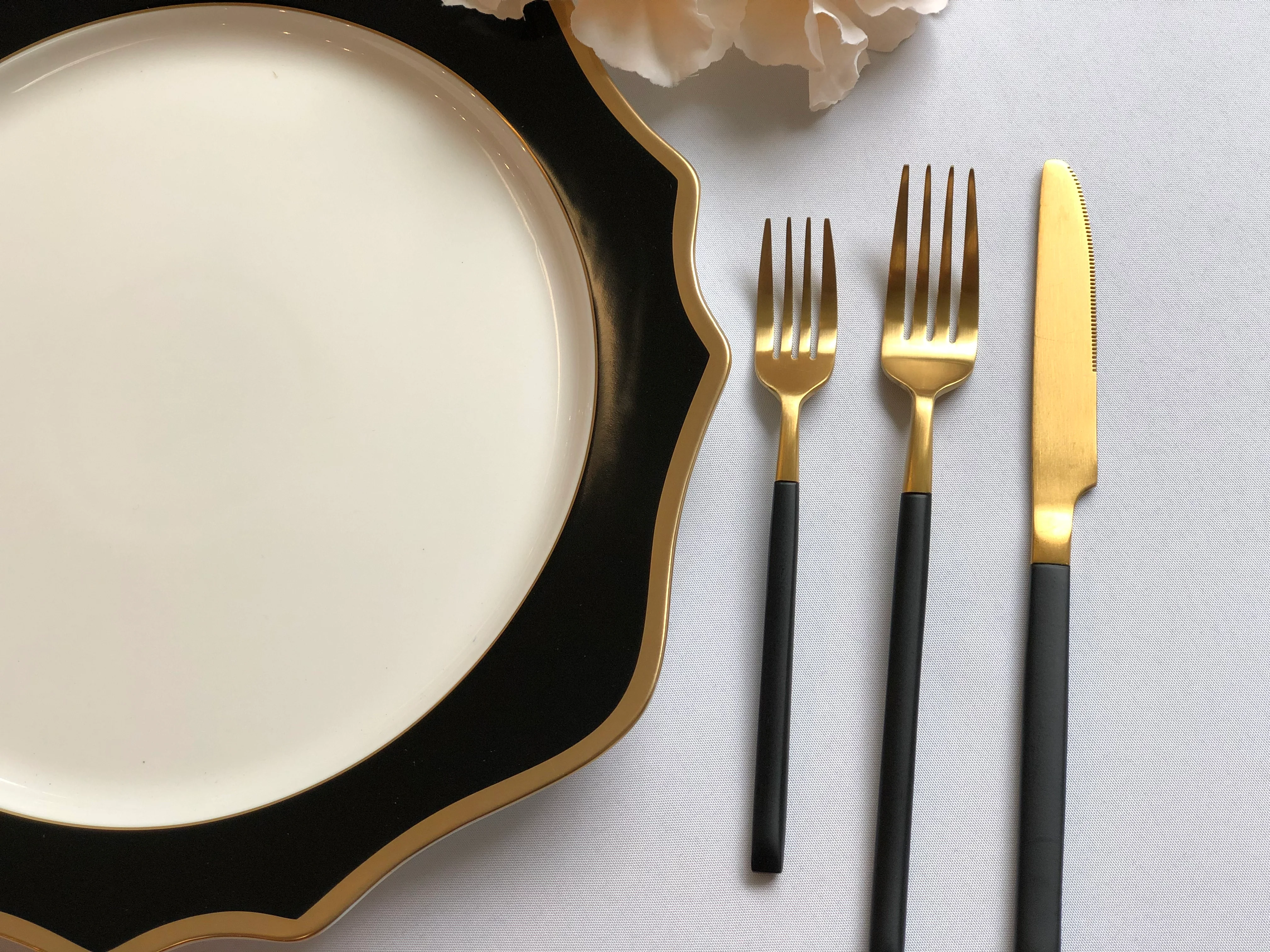 5-Piece Black Handled Silverware Set Gold - Image 5