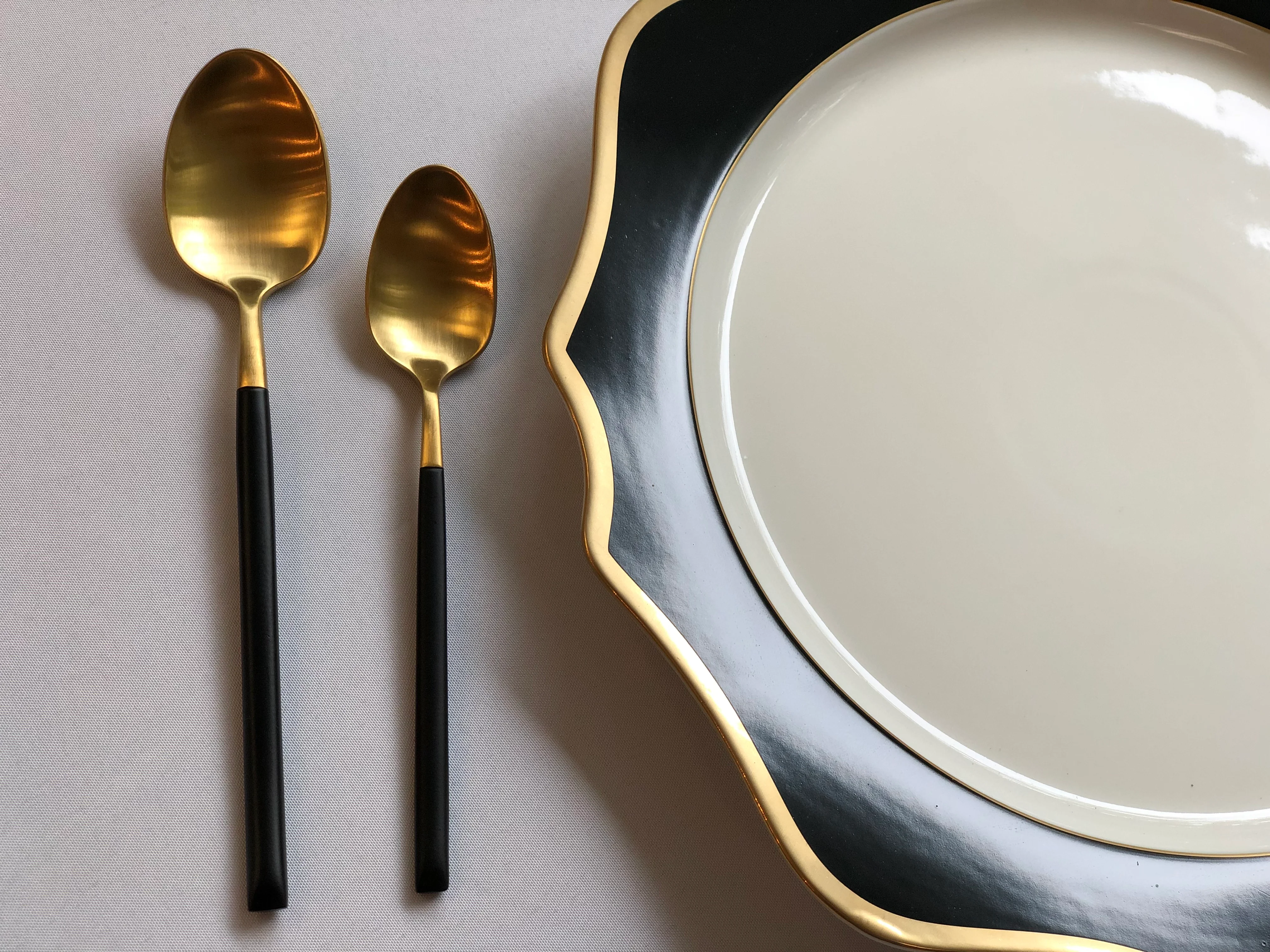 5-Piece Black Handled Silverware Set Gold - Image 6